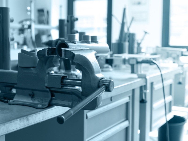 Как выбрать тиски и струбцины для слесарных и столярных работ